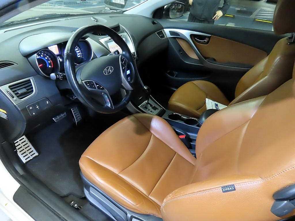 HYUNDAI Avante - Vista 10