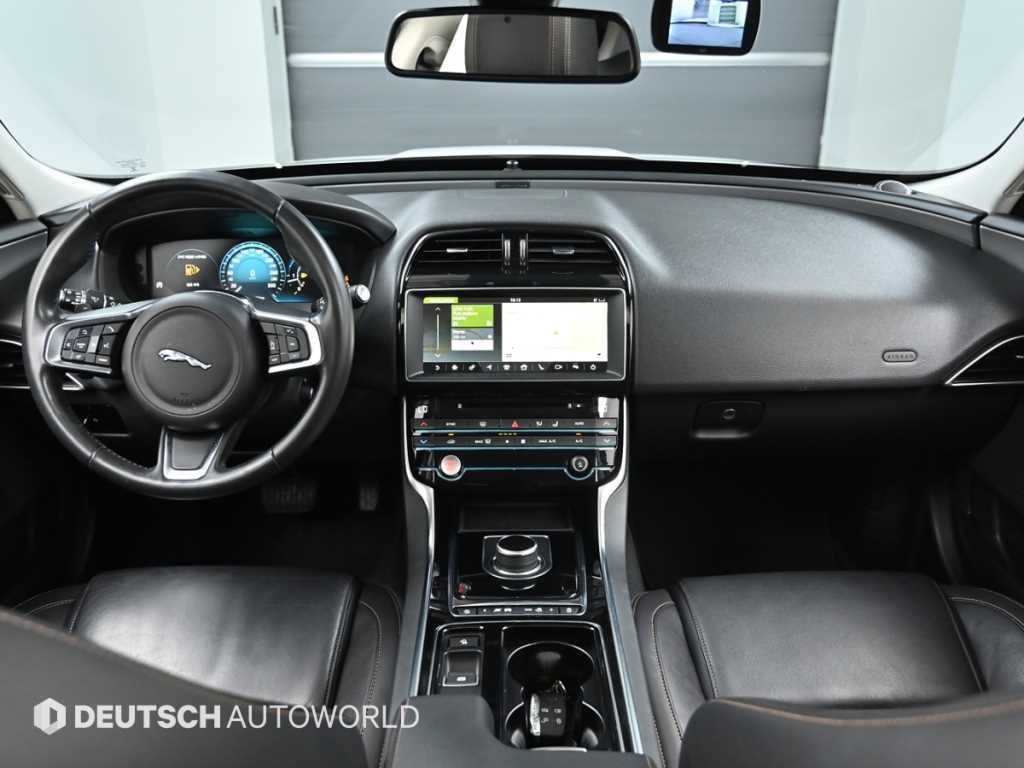Jaguar XE - Vista 7