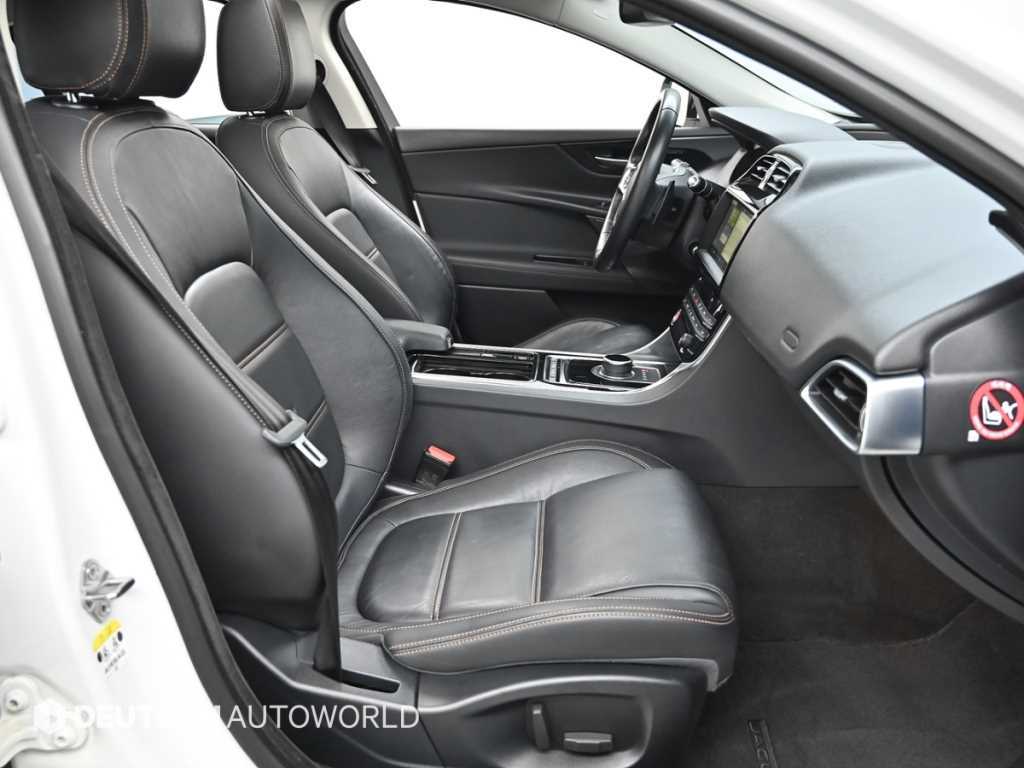 Jaguar XE - Vista 10