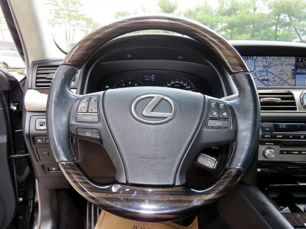 Lexus LS - Vista 8