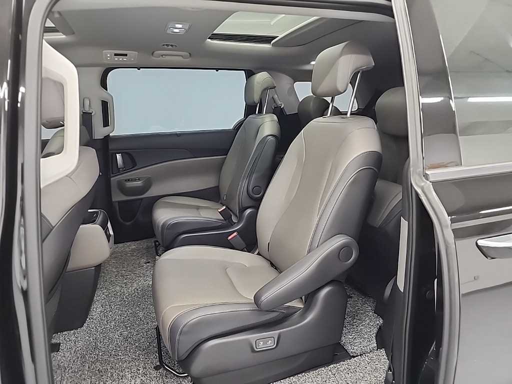 KIA Carnival - Vista 12
