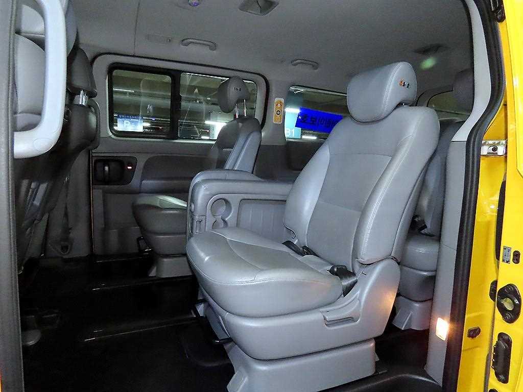 HYUNDAI Starex - Vista 7