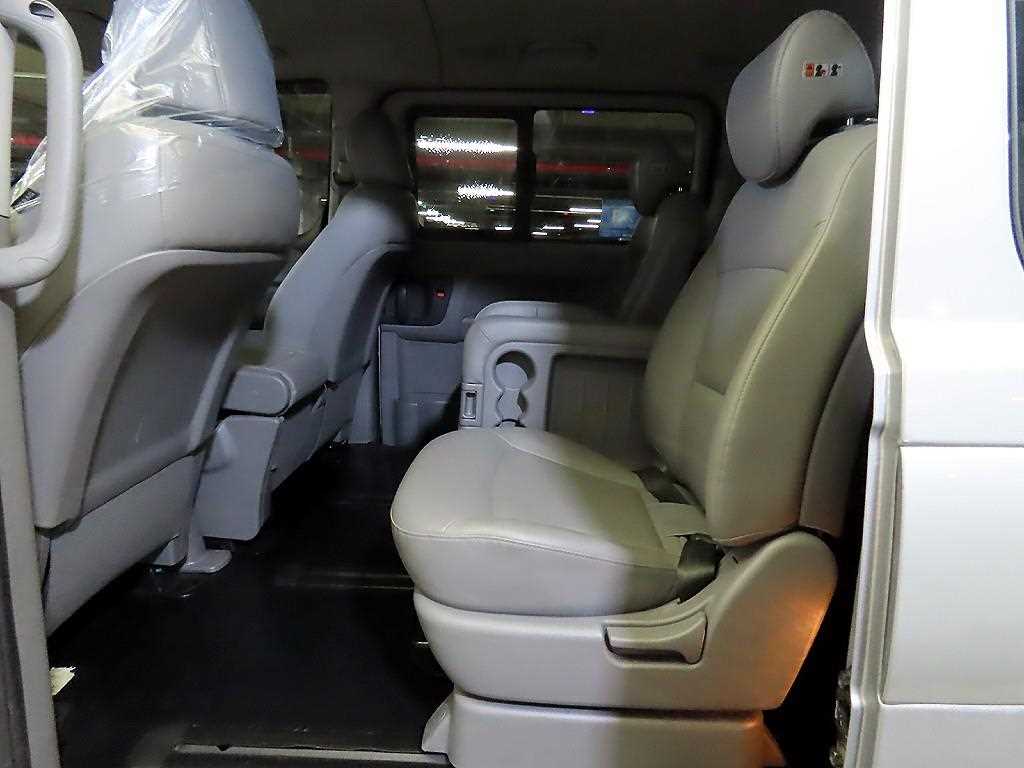 HYUNDAI Starex - Vista 7