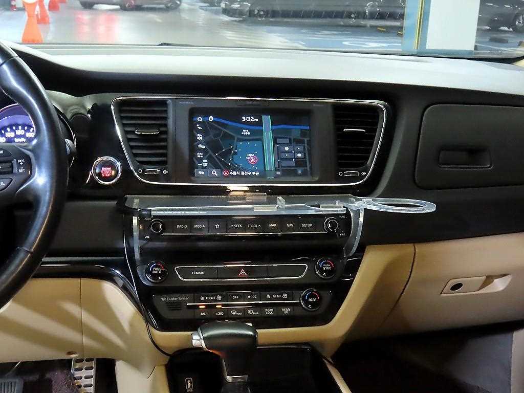 KIA Carnival - Vista 11