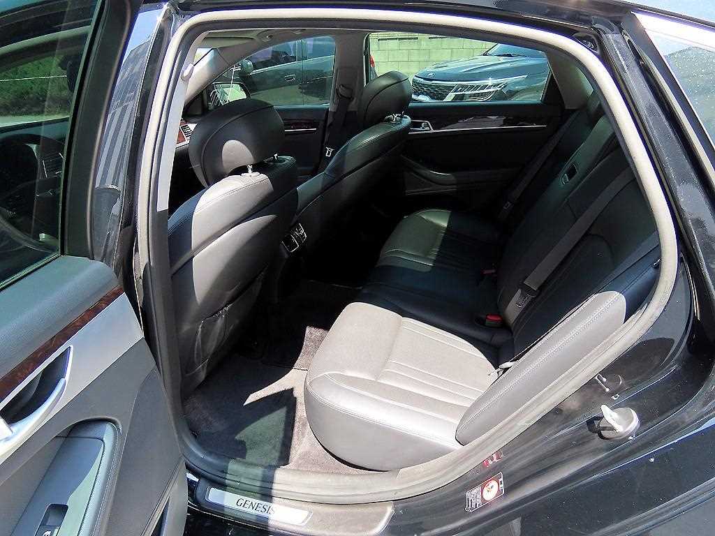 HYUNDAI Genesis - Vista 6