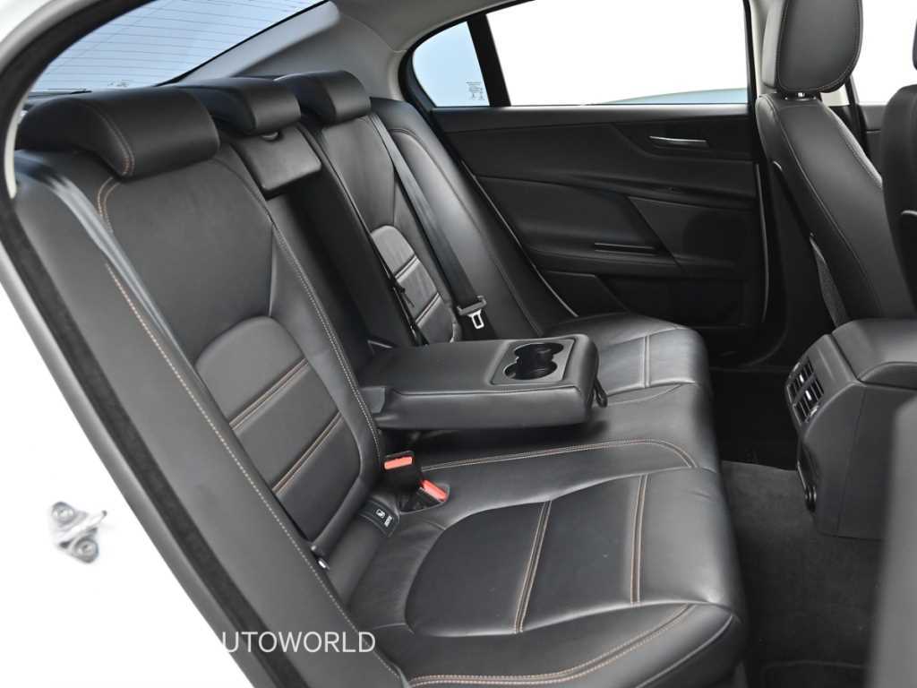 Jaguar XE - Vista 12