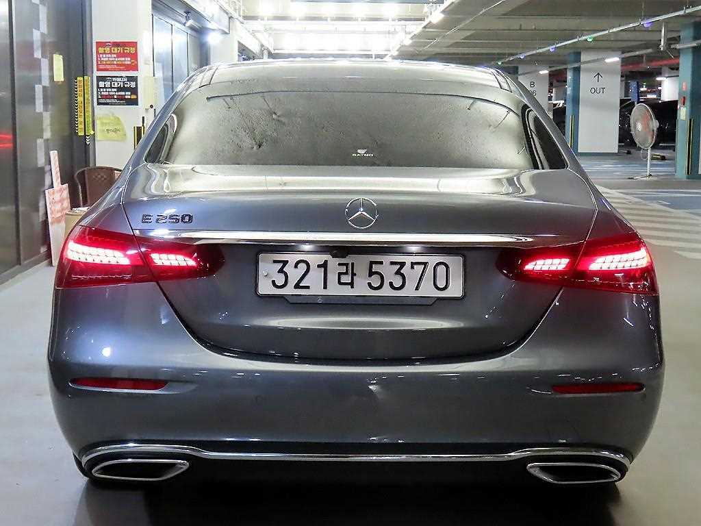 Mercedes Benz E class - Vista 5