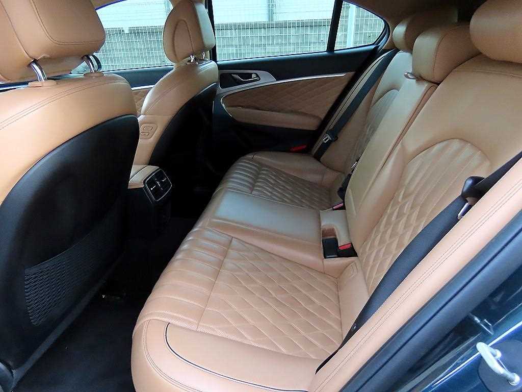 Genesis G70 - Vista 6