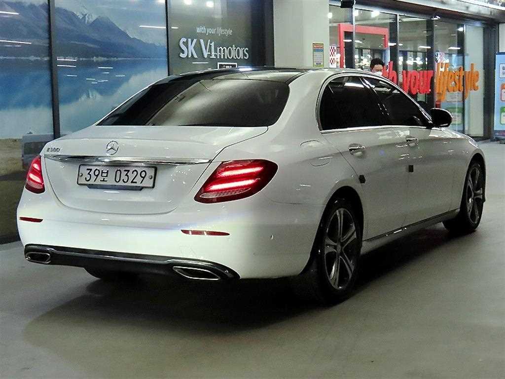 Mercedes Benz E class - Vista 4