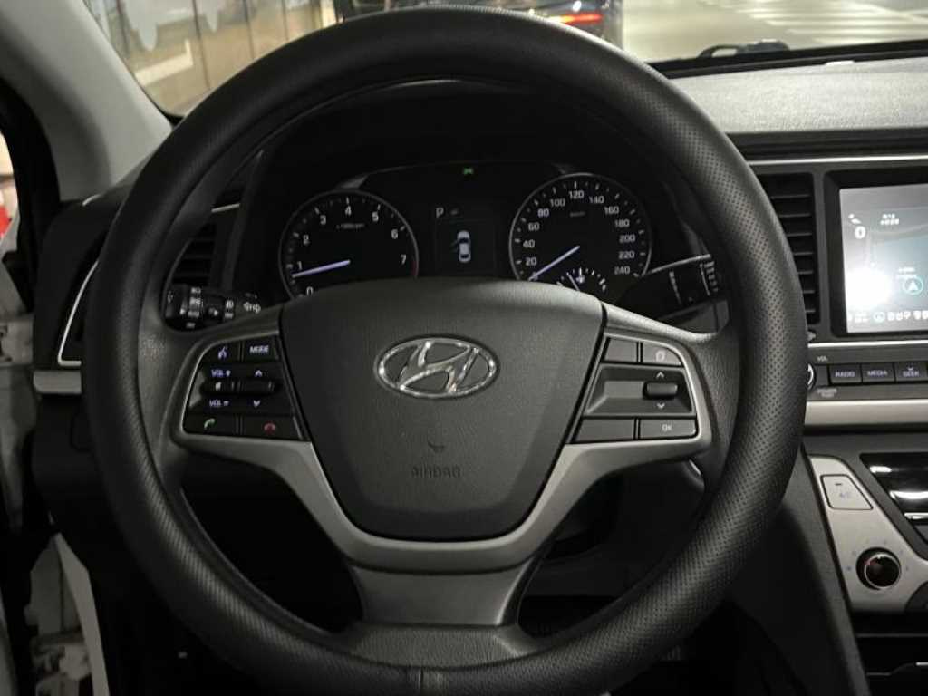 HYUNDAI Avante - Vista 10