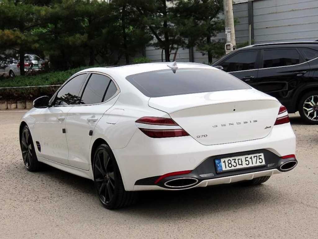Genesis G70 - Vista 3