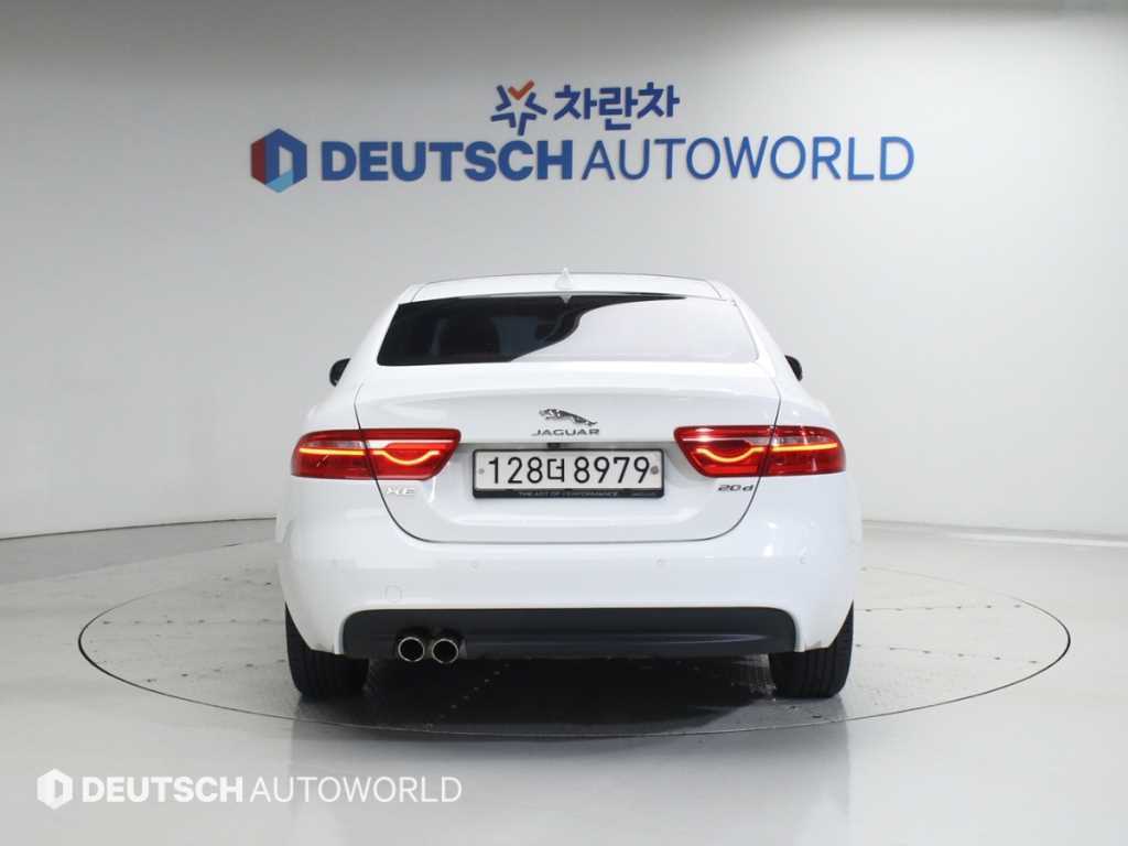 Jaguar XE - Vista 4