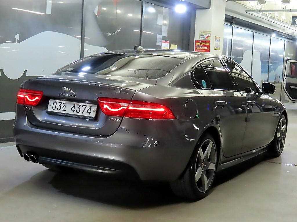 Jaguar XE - Vista 4