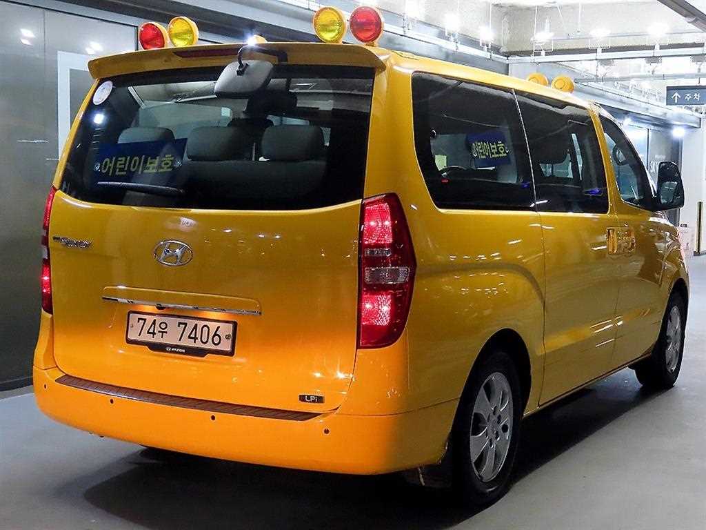HYUNDAI Starex - Vista 4