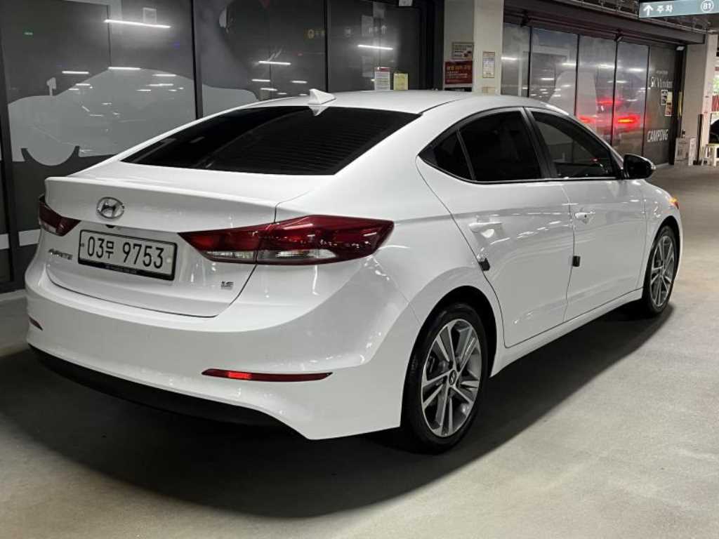 HYUNDAI Avante - Vista 4