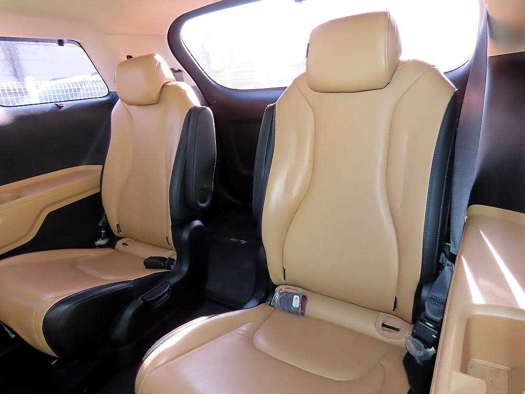KIA Carnival - Vista 7