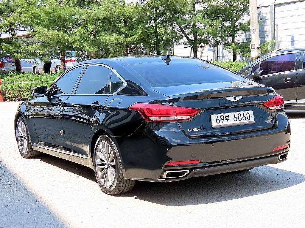 HYUNDAI Genesis - Vista 3