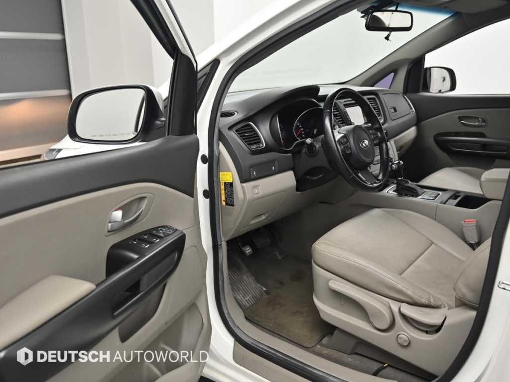 KIA Carnival - Vista 11