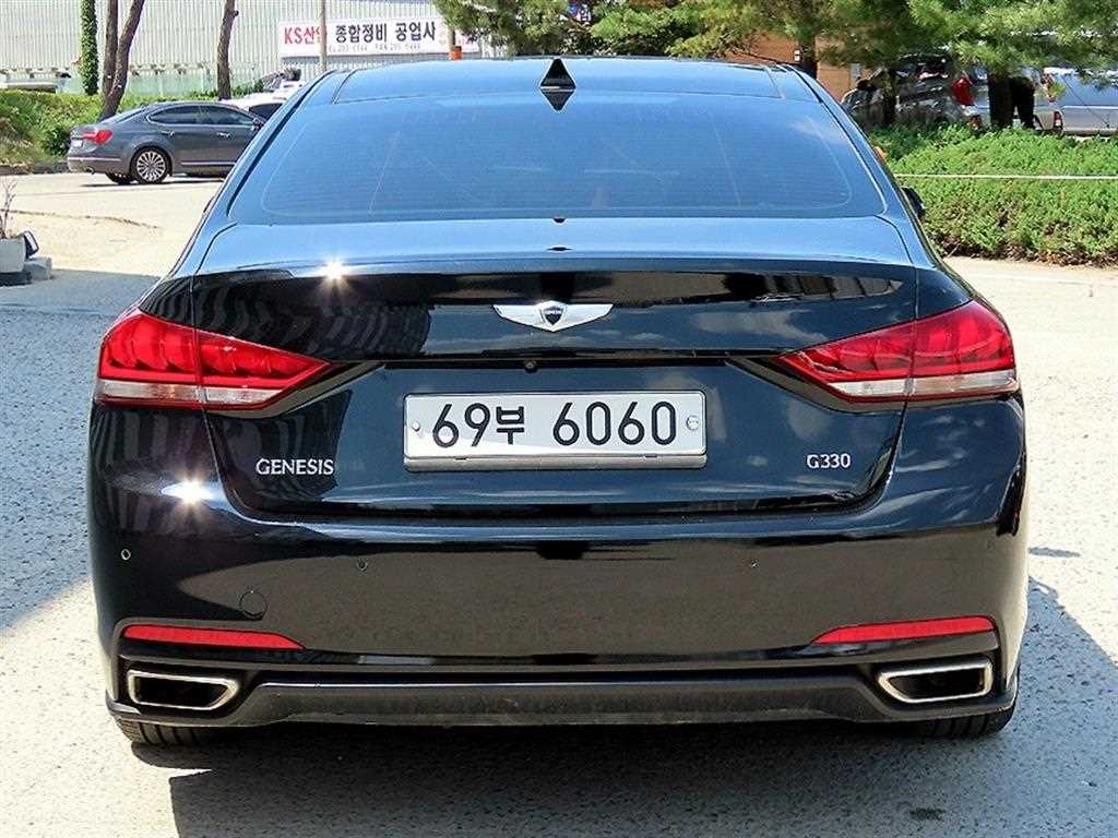 HYUNDAI Genesis - Vista 4