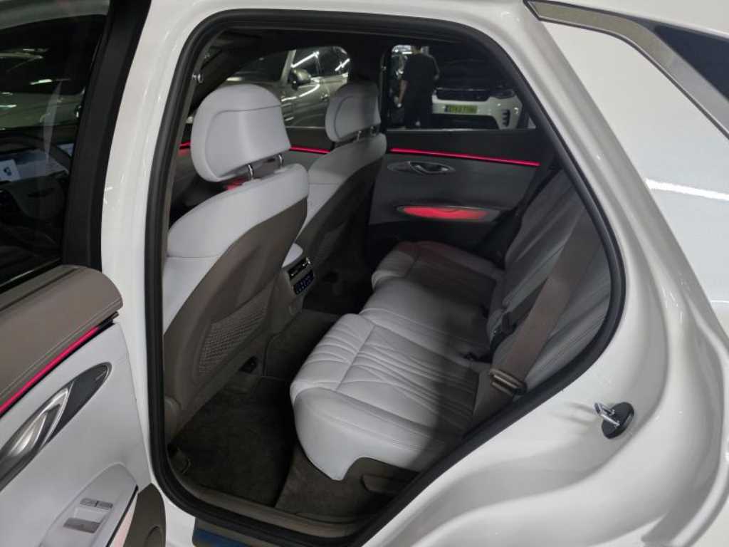 Genesis GV70 - Vista 10