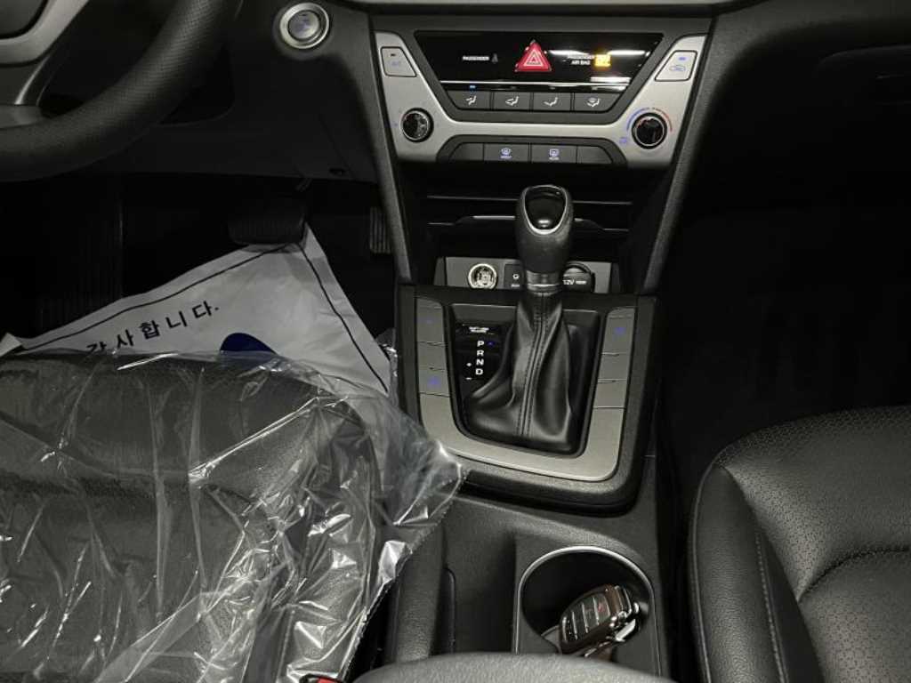 HYUNDAI Avante - Vista 12