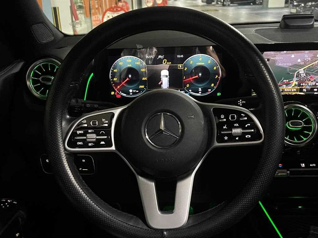Mercedes Benz GLB Class - Vista 9