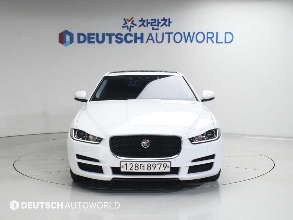 Jaguar XE - Vista 3