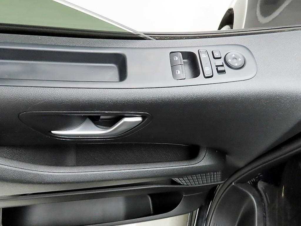 HYUNDAI Staria - Vista 11