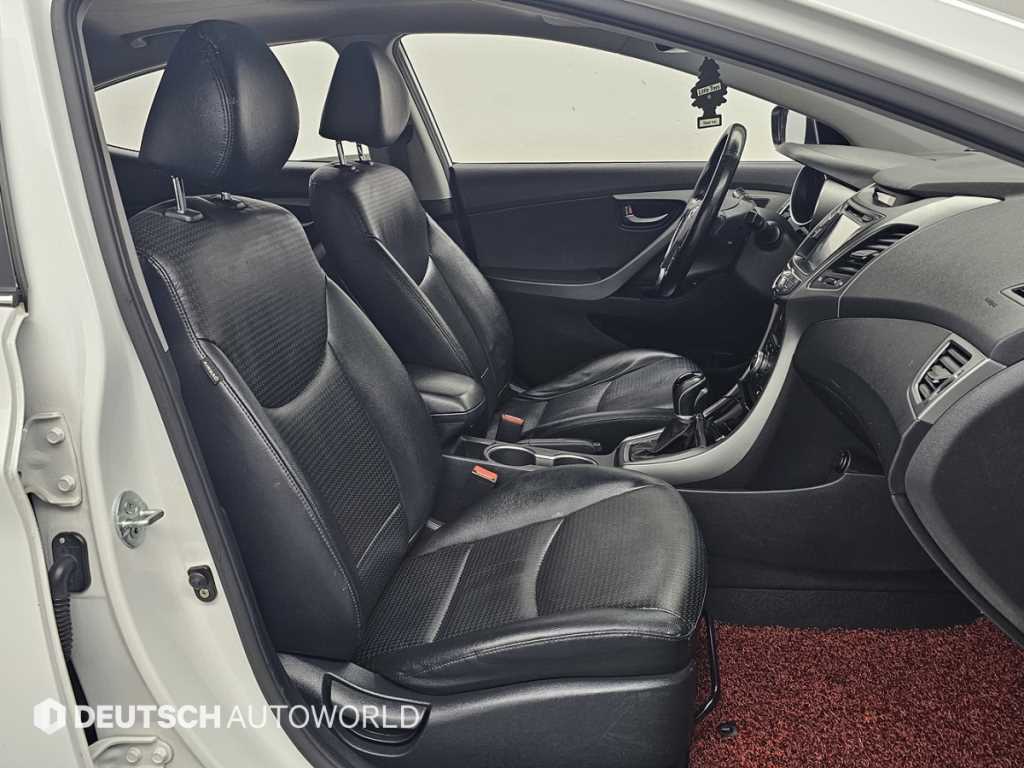 HYUNDAI Avante - Vista 10