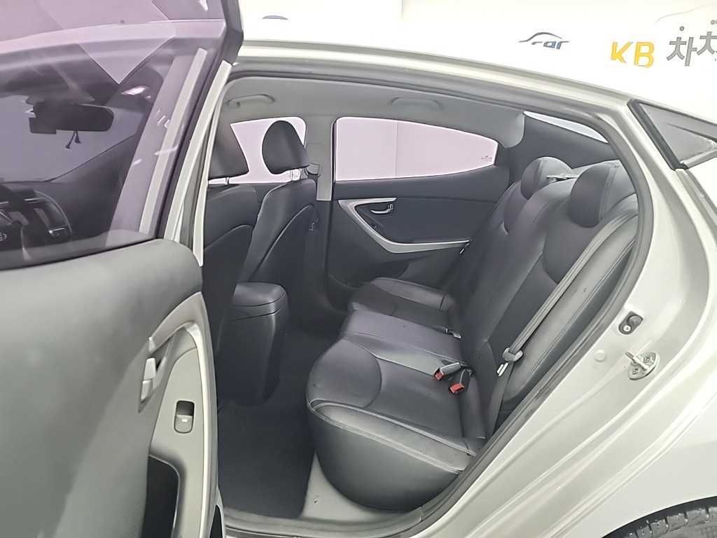 HYUNDAI Avante - Vista 12