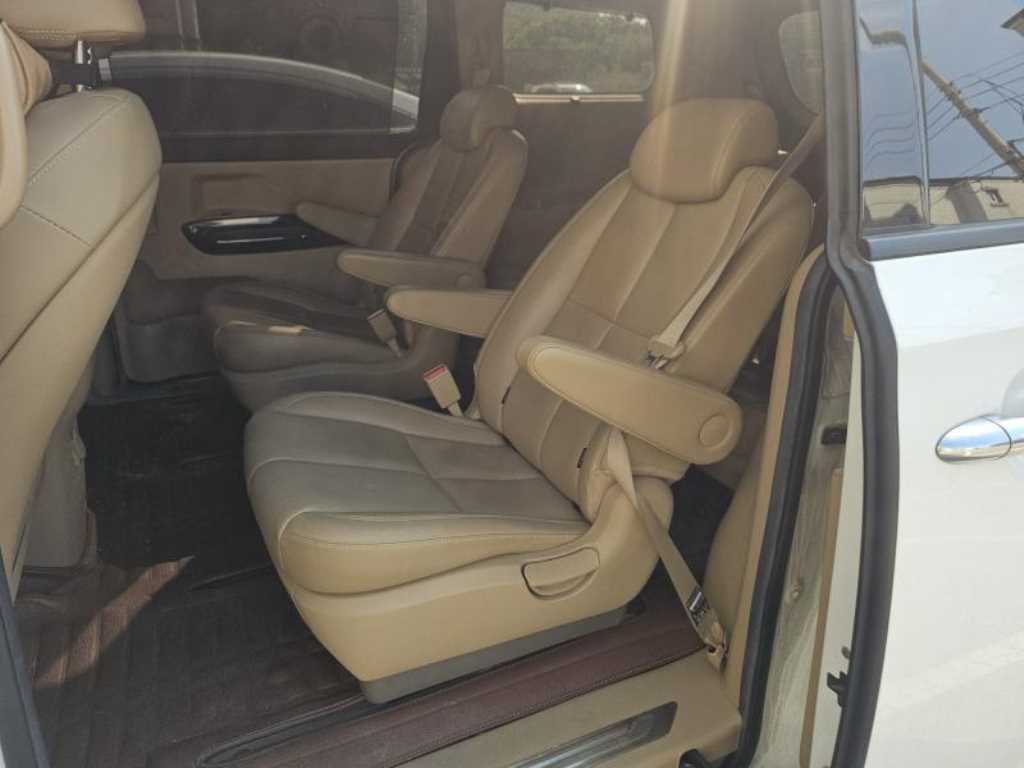KIA Carnival - Vista 5