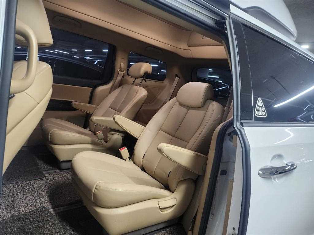 KIA Carnival - Vista 7
