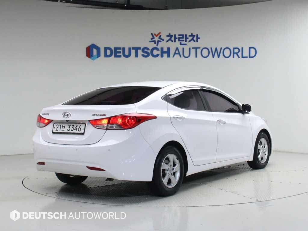 HYUNDAI Avante - Vista 4