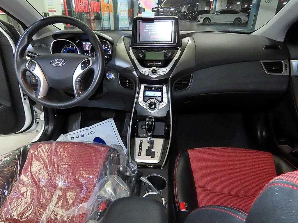HYUNDAI Avante - Vista 10