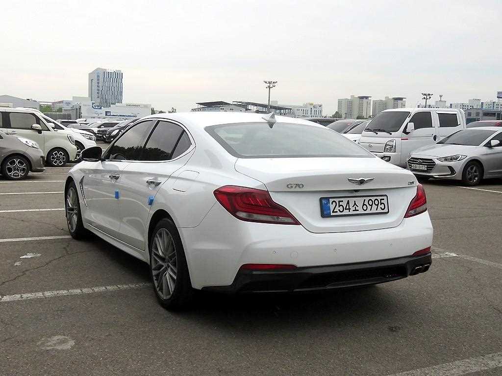 Genesis G70 - Vista 4