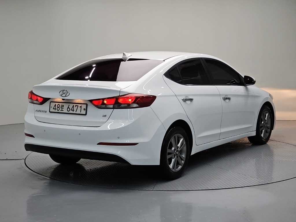 HYUNDAI Avante - Vista 4