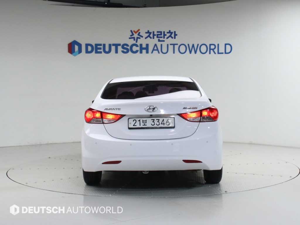 HYUNDAI Avante - Vista 3