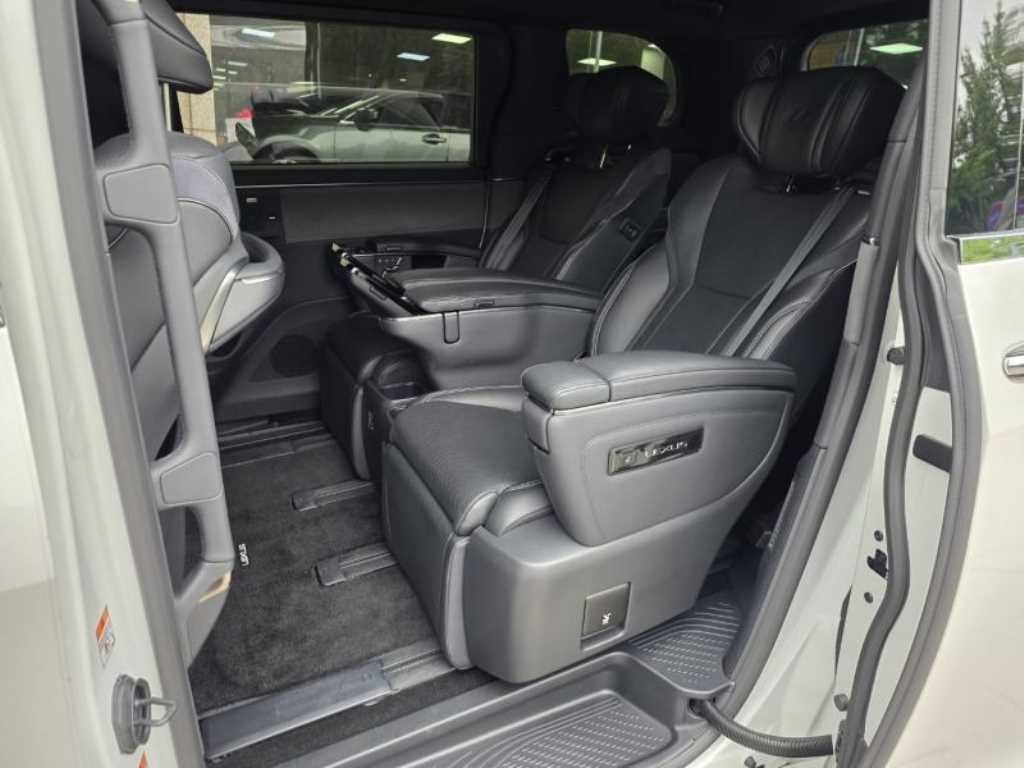 Lexus LM - Vista 9