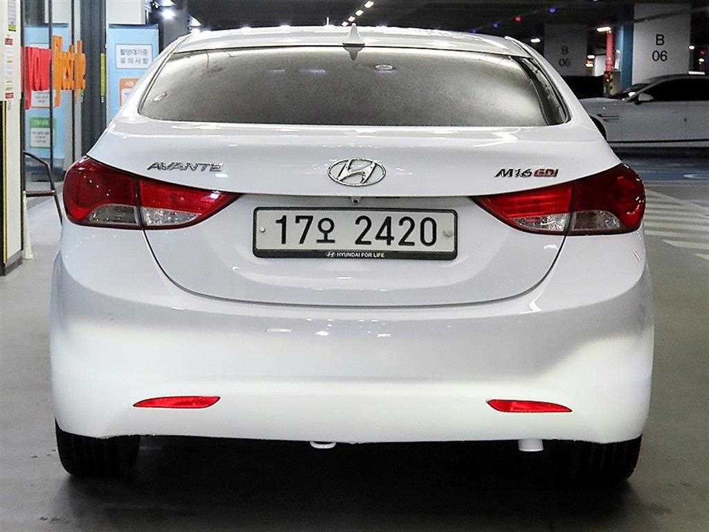 HYUNDAI Avante - Vista 5