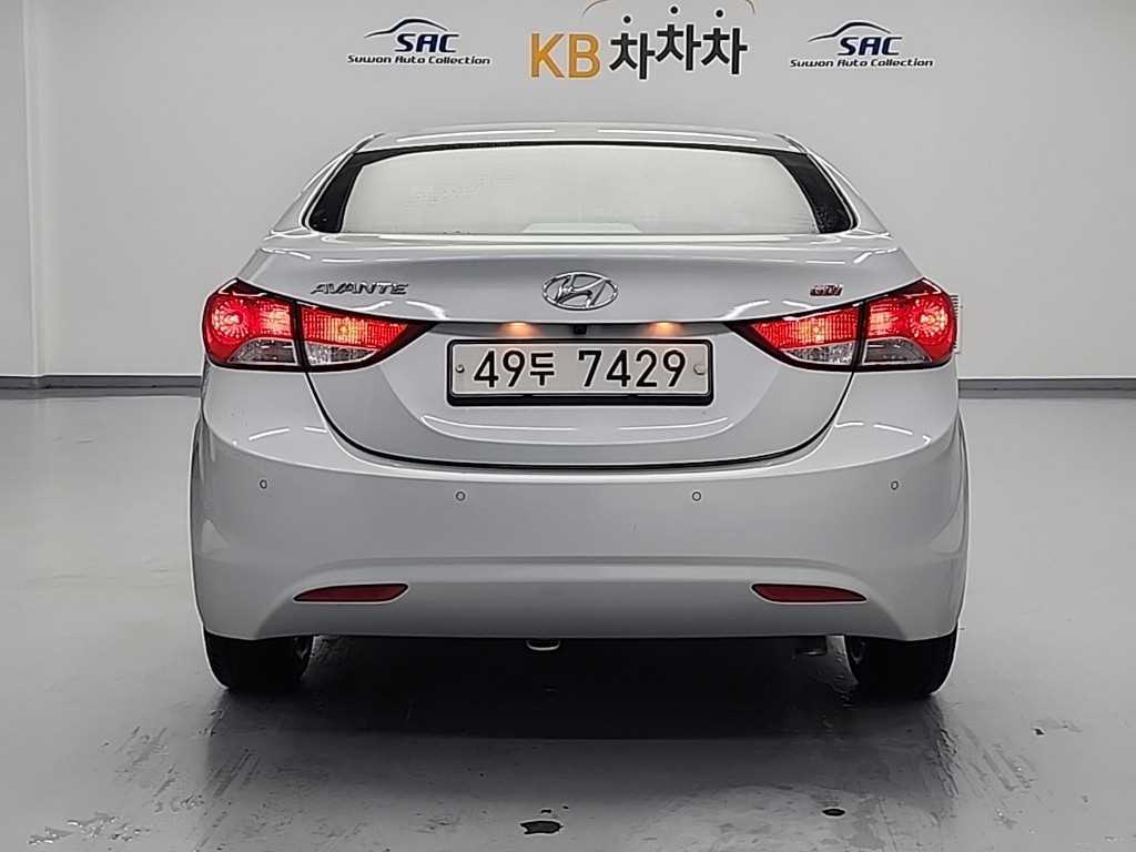 HYUNDAI Avante - Vista 3