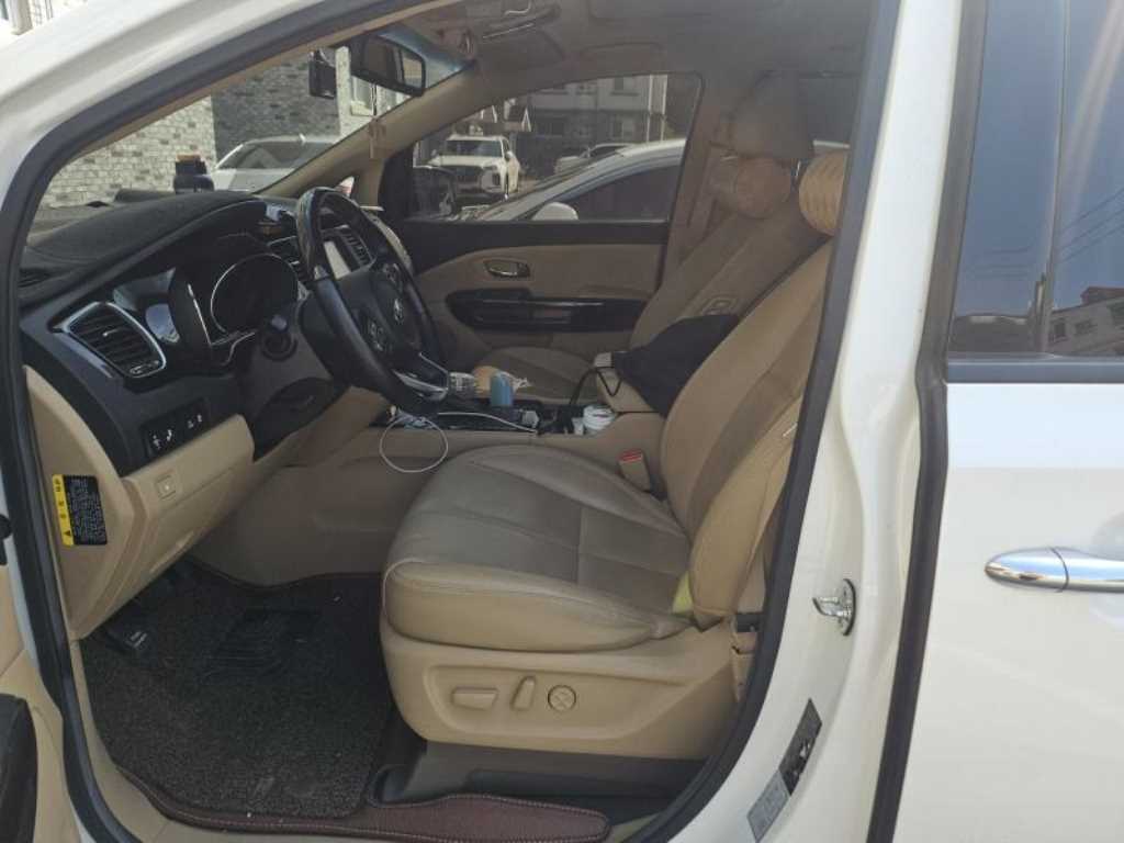 KIA Carnival - Vista 4