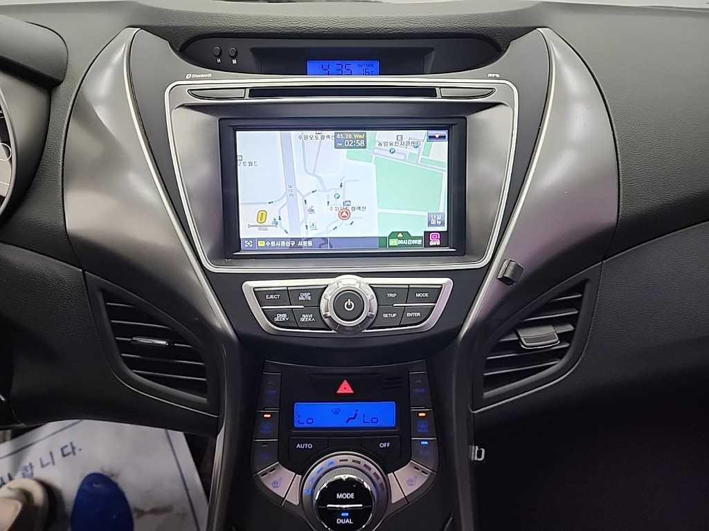 HYUNDAI Avante - Vista 10