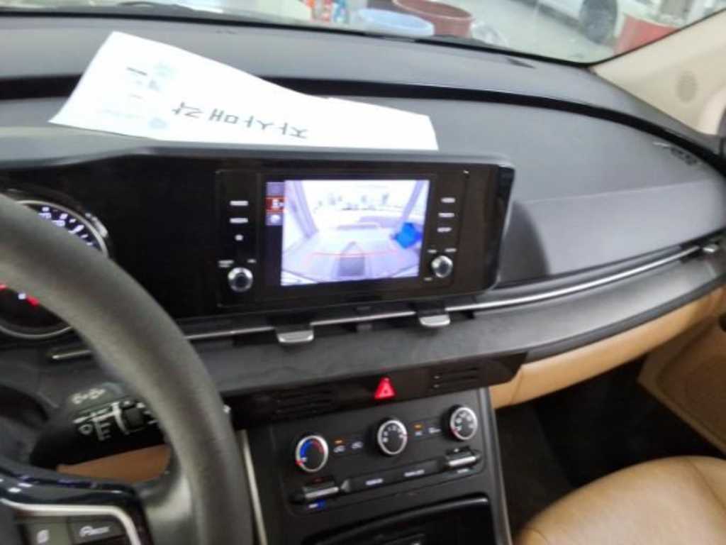 KIA Carnival - Vista 5