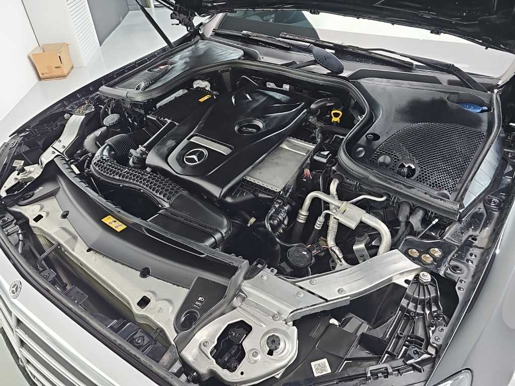 Mercedes Benz E class - Vista 5