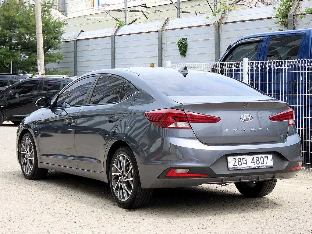 HYUNDAI Avante - Vista 3