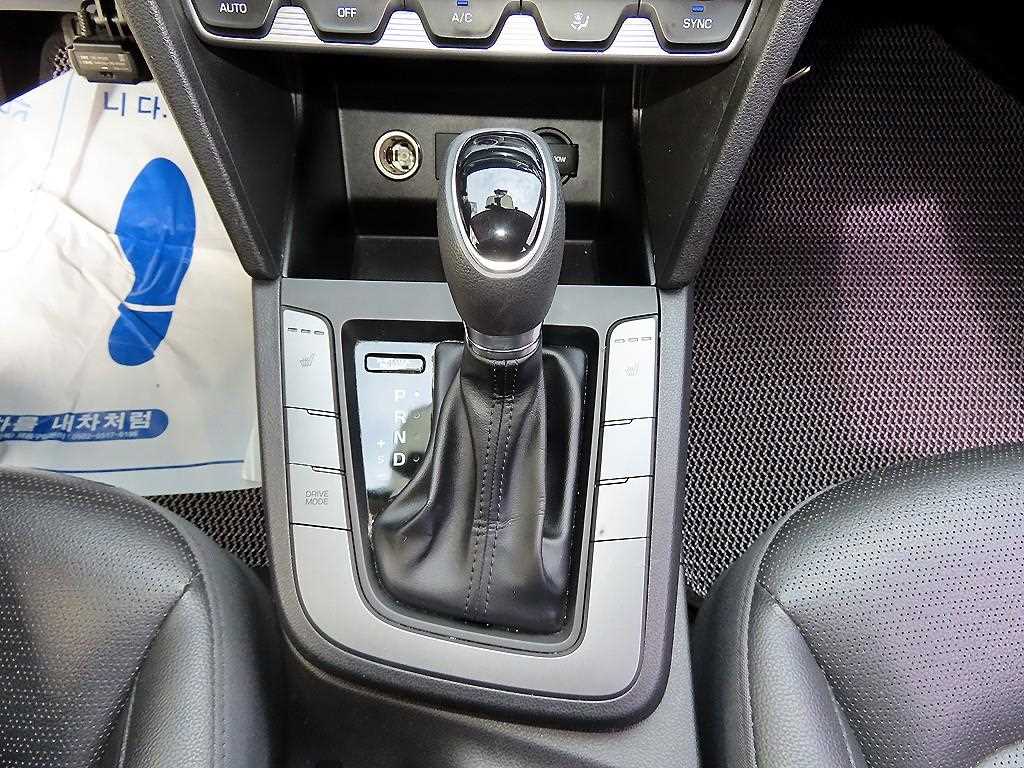 HYUNDAI Avante - Vista 10