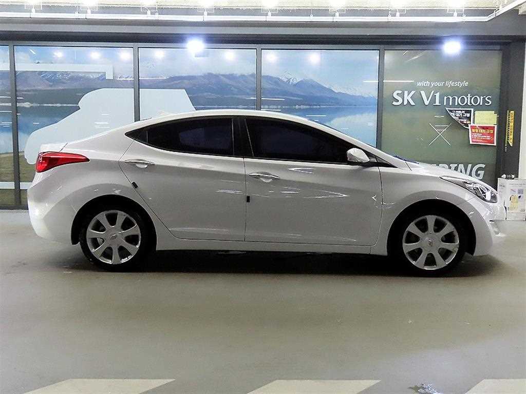 HYUNDAI Avante - Vista 3