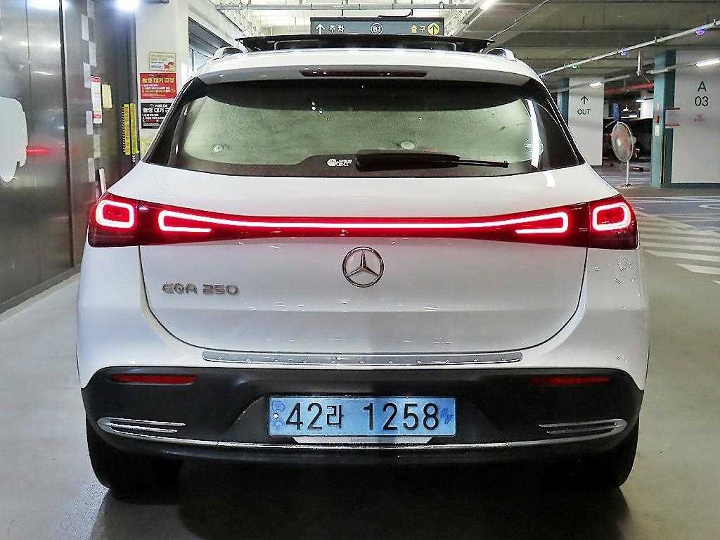 Mercedes Benz EQA - Vista 5