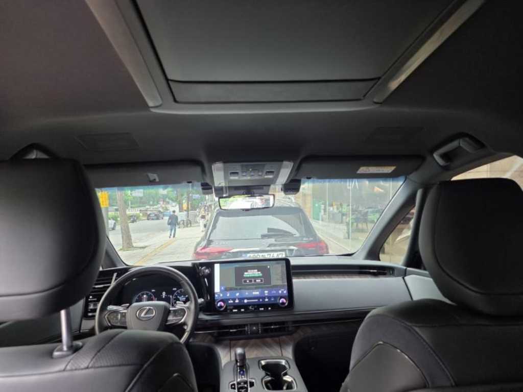 Lexus LM - Vista 10