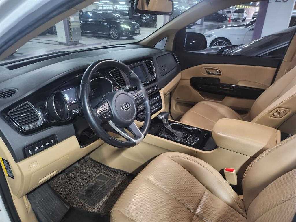 KIA Carnival - Vista 6